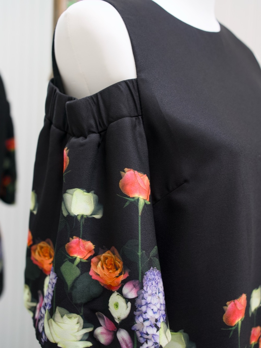 Ted Baker London Amarga Kensington Cold Shoulder Floral Blouse - Picture 4 of 8